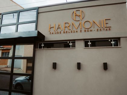 Fachada da Clínica Harmonie, com o letreiro na entrada
