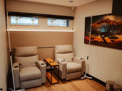 Sala de procedimentos da Harmonie, com poltronas reclináveis